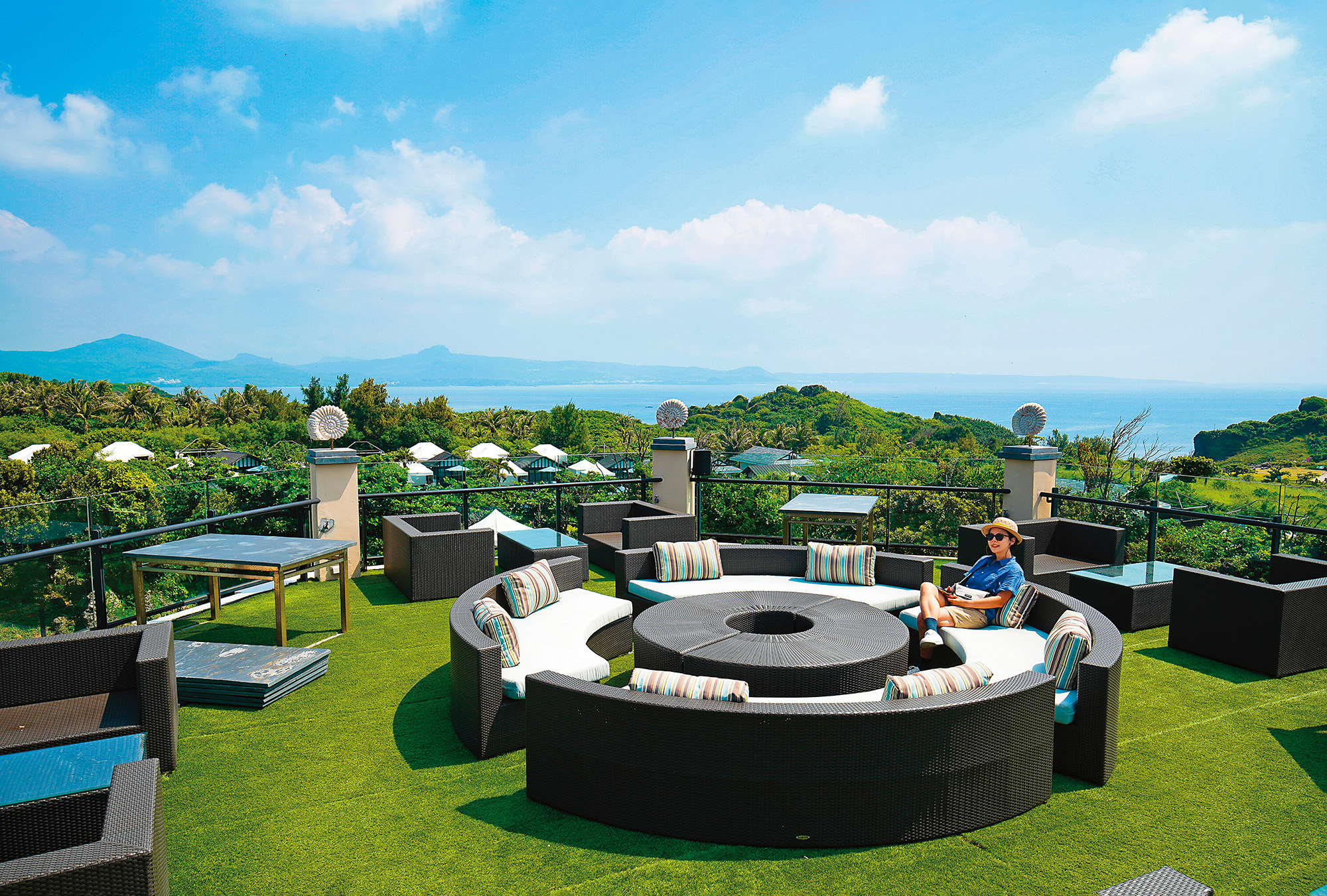 「墾丁貓鼻頭露營莊園」的露友食堂頂樓露台，是莊園的制高點，也是欣賞整座園區與遼闊海景的最佳去處。