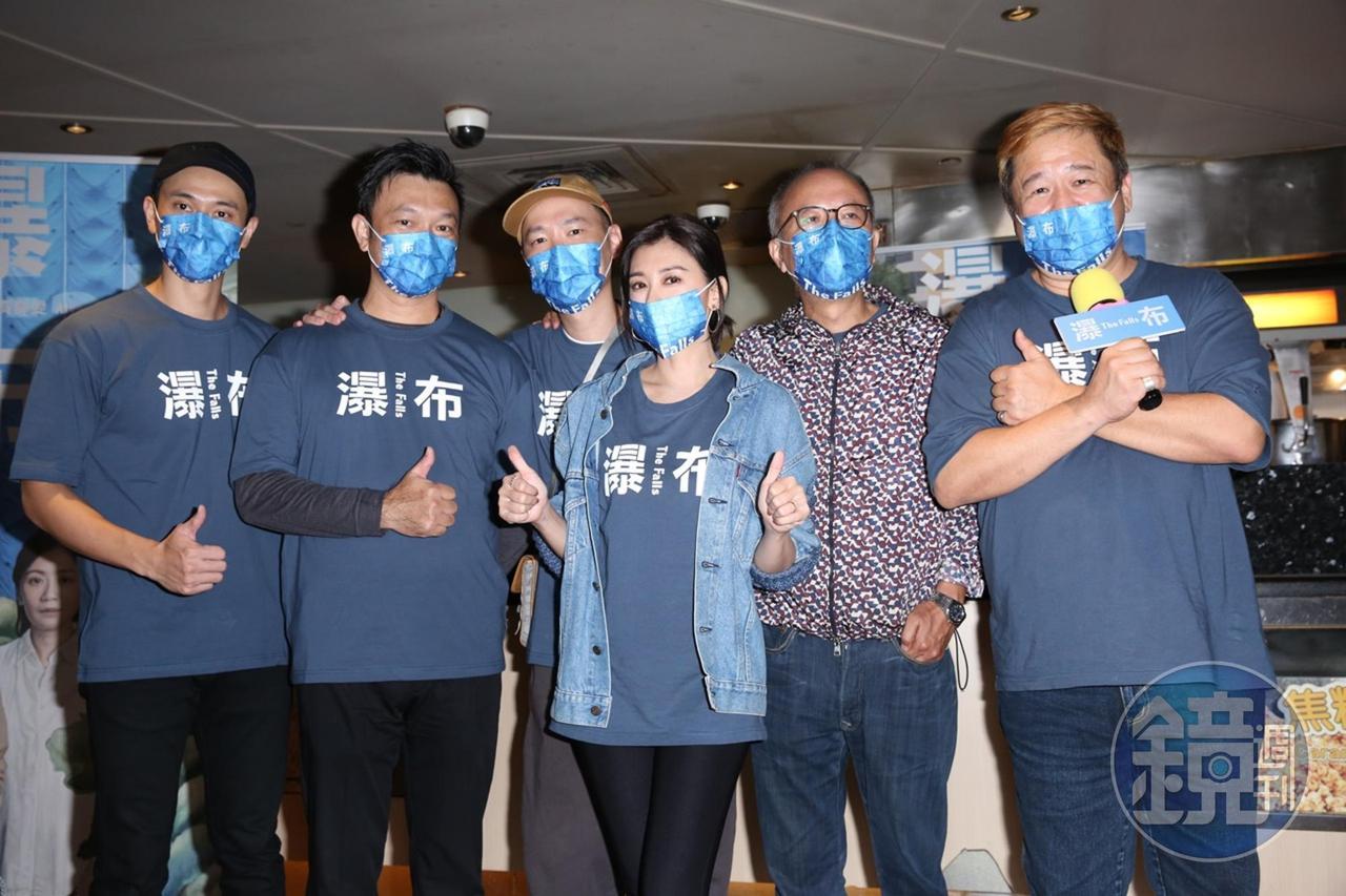 劉冠廷（左起）、導演黃信堯、張少懷、賈靜雯、導演鍾孟宏、監製瞿有寧，出席《瀑布》一日店長活動。