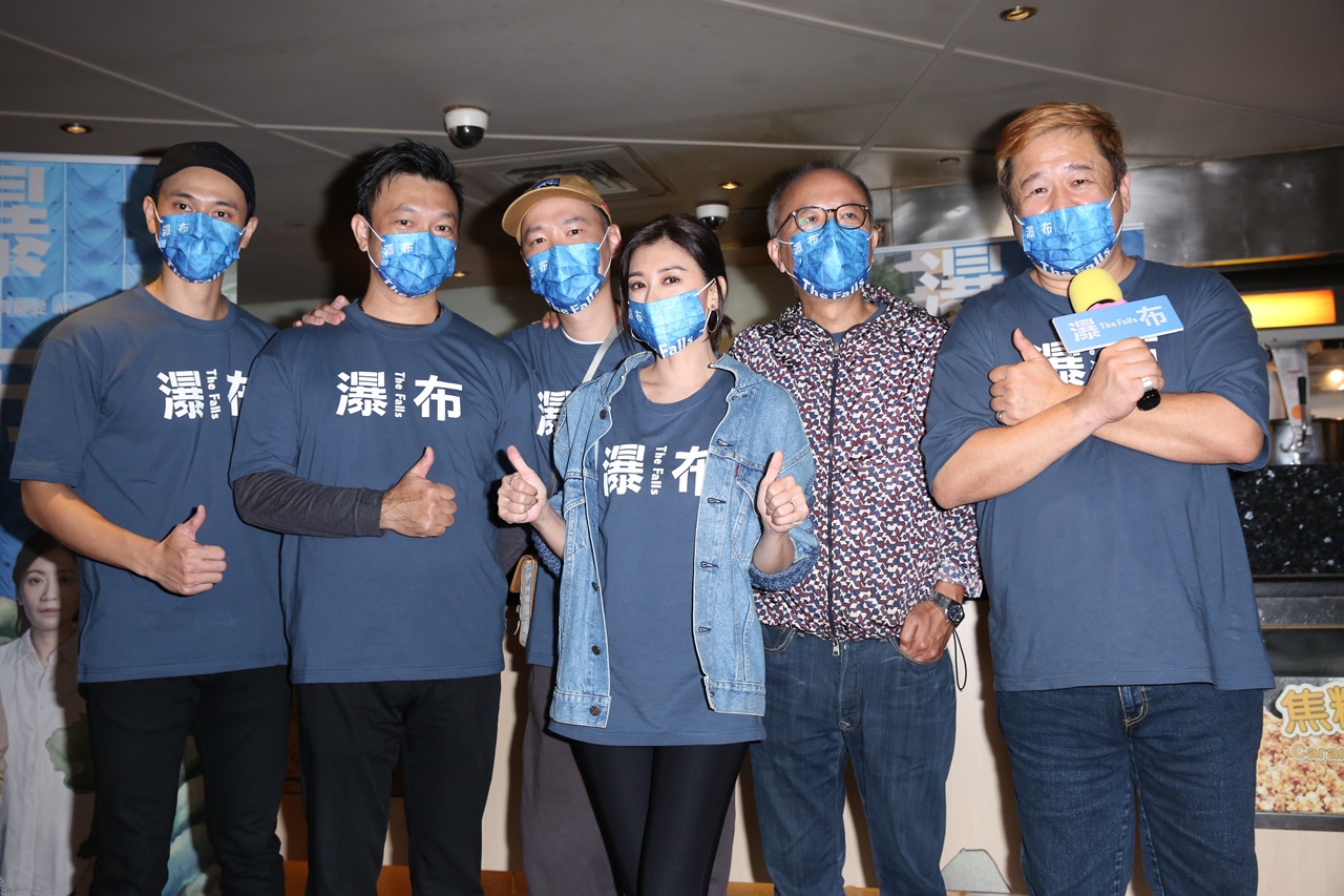 劉冠廷(左起)、導演黃信堯、張少懷、賈靜雯、導演鍾孟宏、監製瞿有寧,出席《瀑布》一日店長活動。