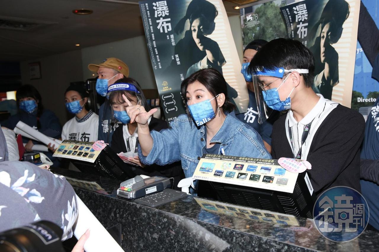 賈靜雯（中）碰上已經6刷、當場邁向7刷紀錄的粉絲。
