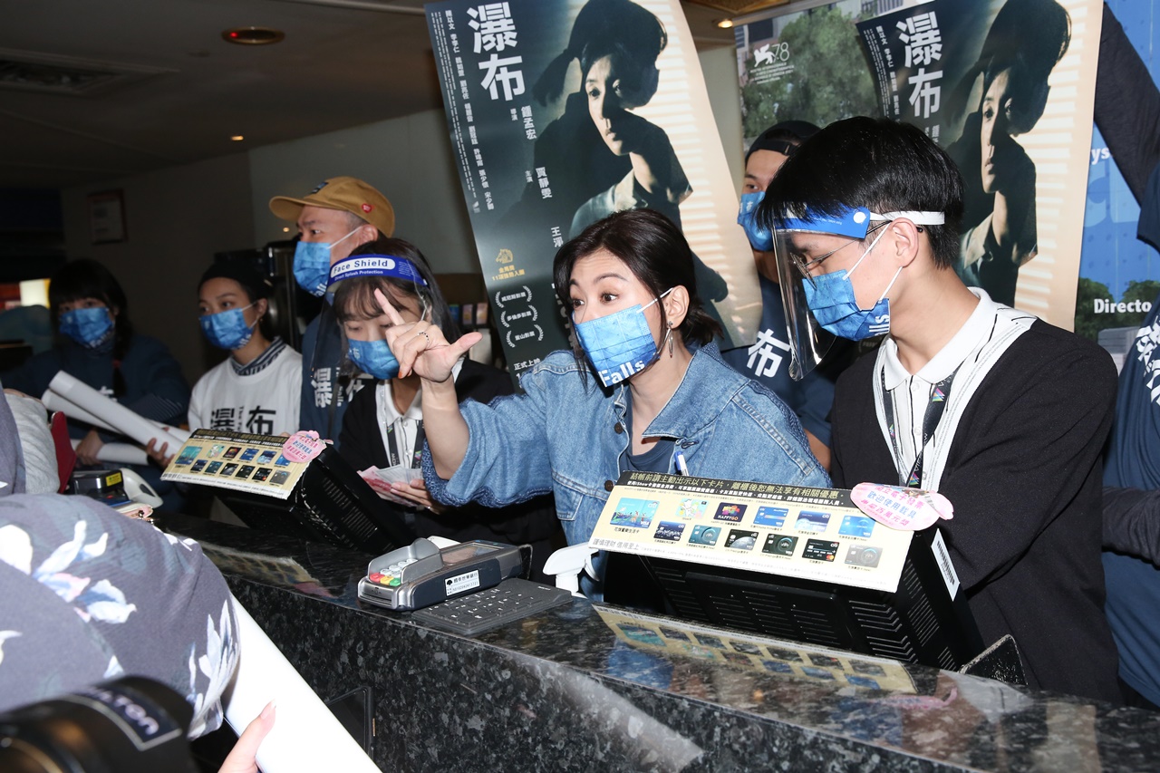 賈靜雯（中）碰上已經6刷、當場邁向7刷紀錄的粉絲。