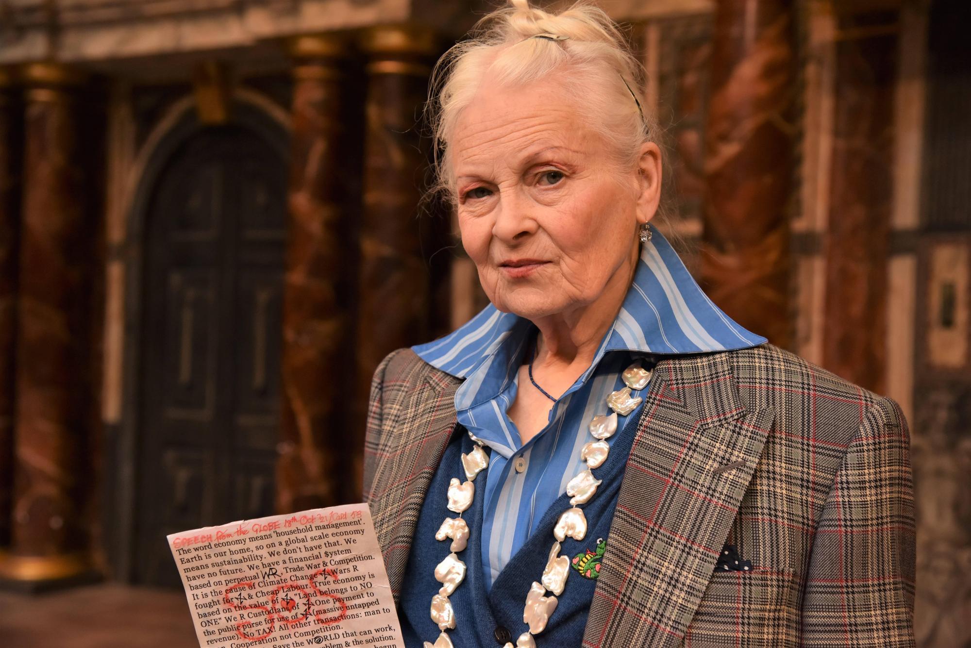 今年4月剛過80生日的Vivienne Westwood，與環保團體Letters to the Earth合作，選在26屆聯合國氣候變化大會(COP26)之前，以文字的力量，表達氣候變遷的重要性與警訊。（Vivienne Westwood提供）