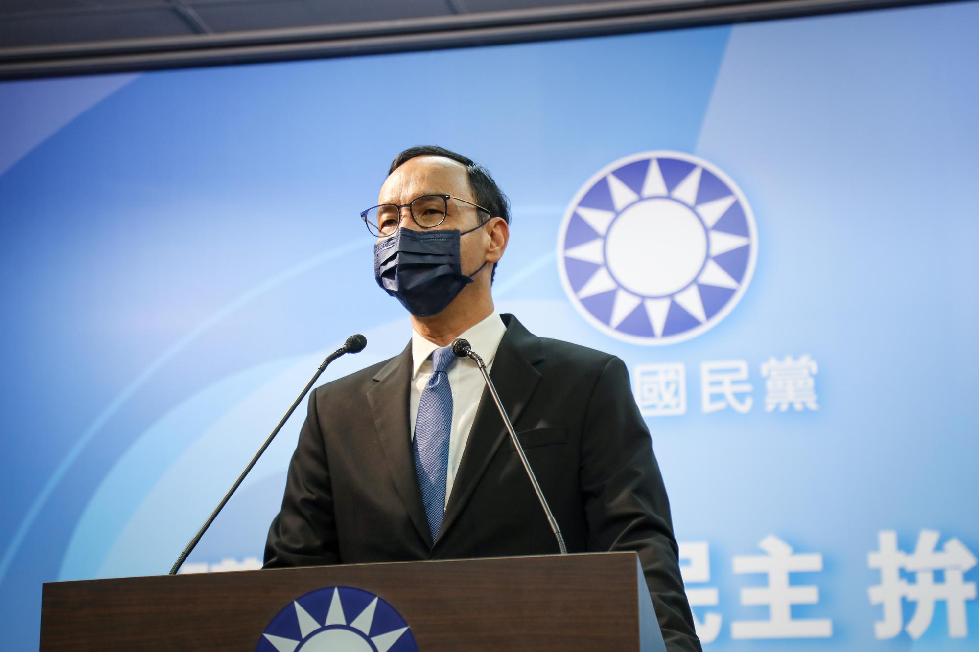 國民黨主席朱立倫上午受訪談到兩岸關係時，一度口誤將「反一國兩制」講成「反對九二共識」。（文傳會提供）