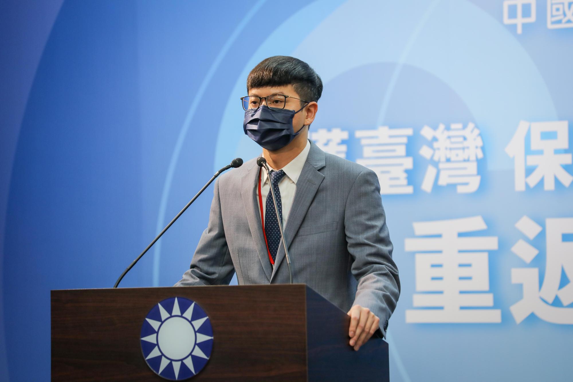 凌濤隨後在現場緊急說明，朱立倫受訪是口誤，不小心將反對一國兩制，講成反對九二共識，國民黨的立場不變。（文傳會提供）