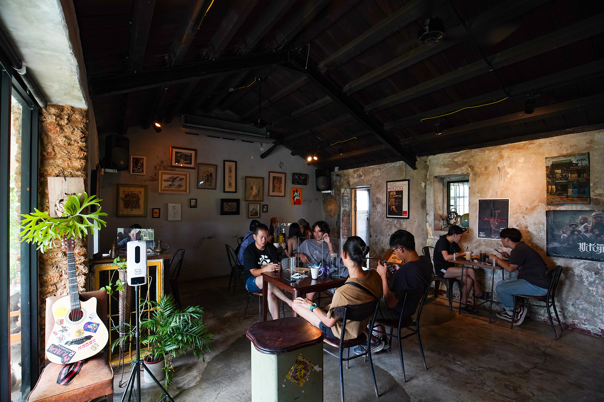 位於恆春的早午餐店「肥春號」，每天都坐滿來品嘗美食與享受空間氛圍的遊客。