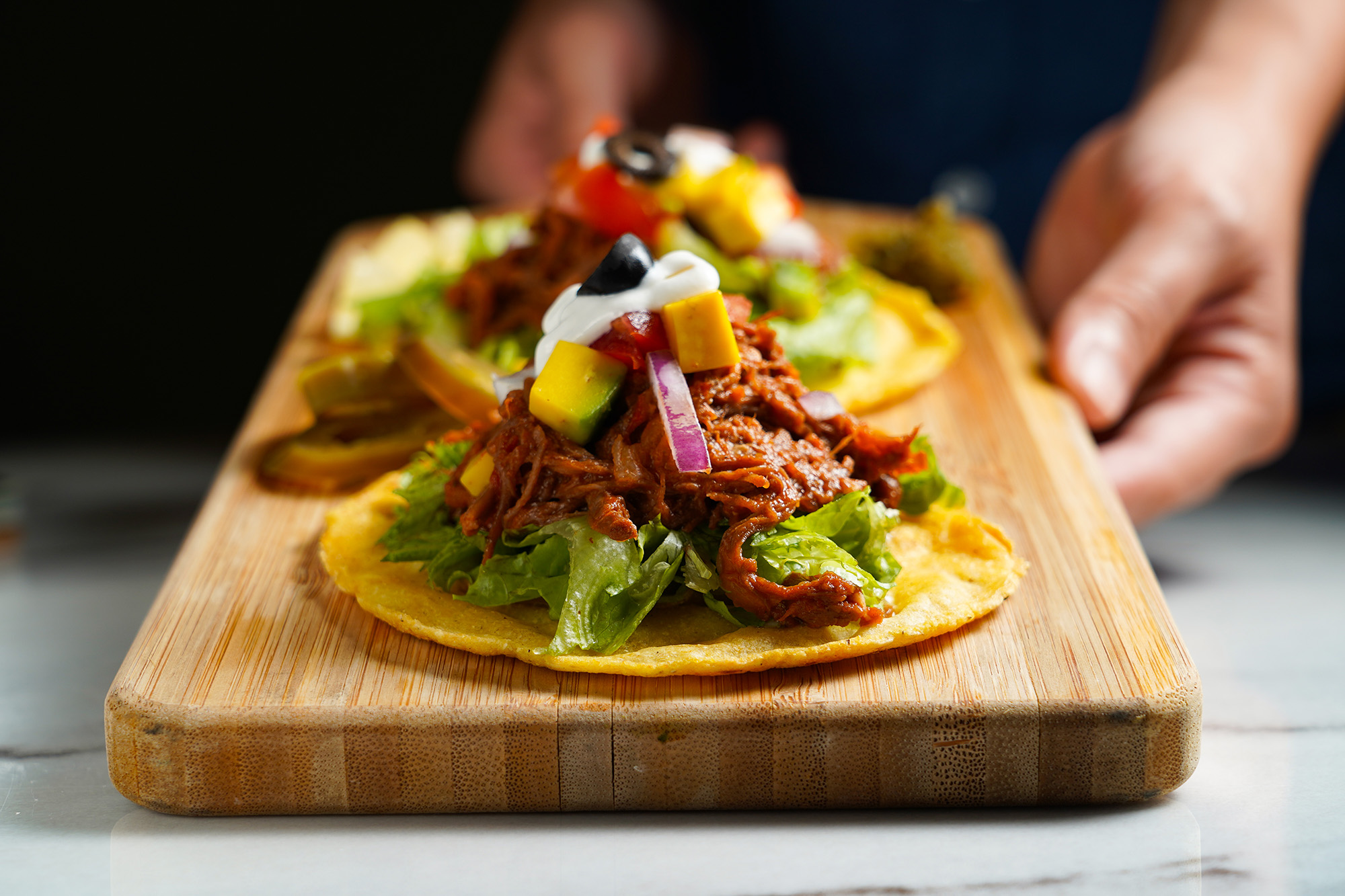 「墨西哥牛肉塔可」使用玉米自製的塔可餅皮，口感比一般的更加蓬鬆厚實。（240元／份）