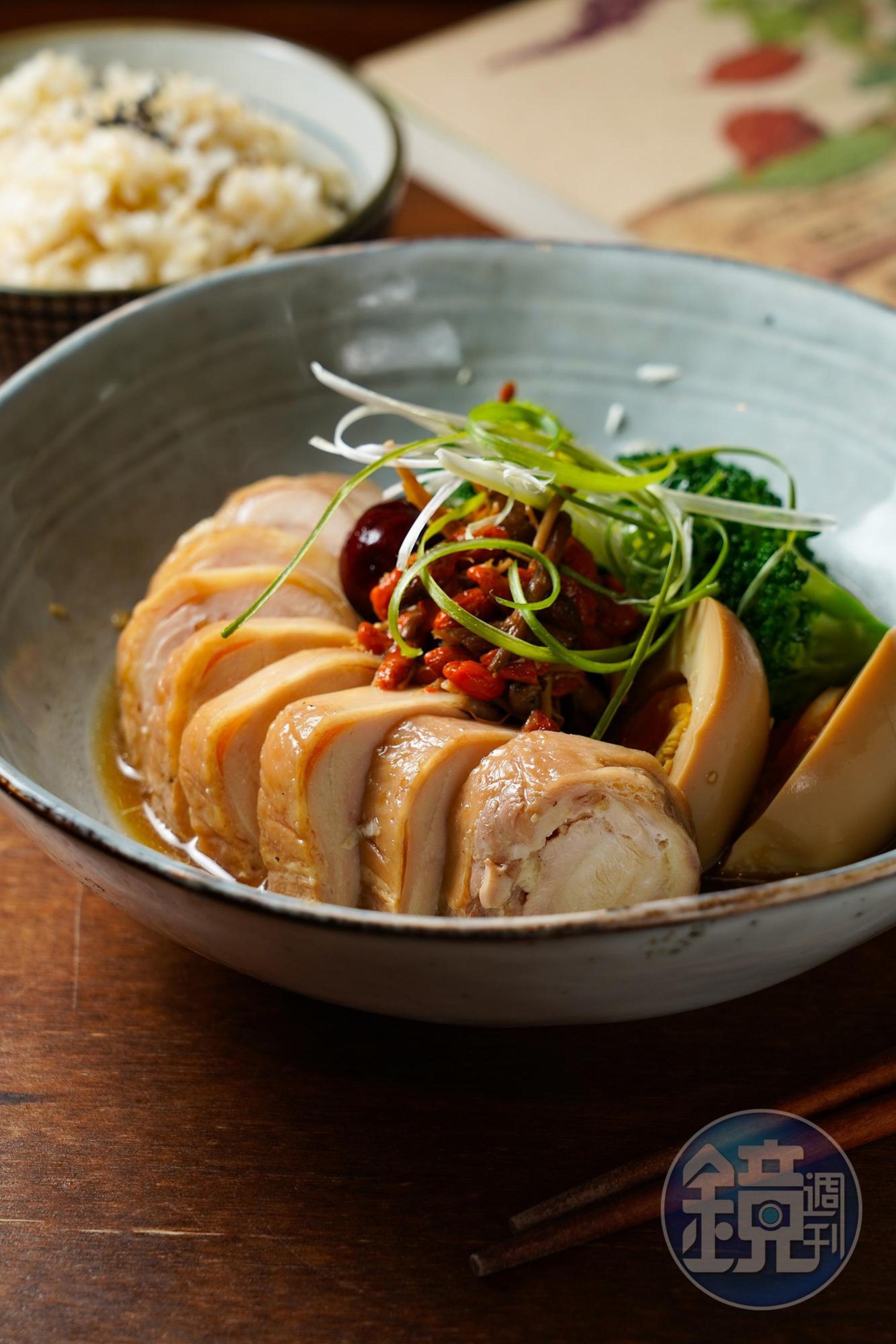 「藥膳舒肥醉雞捲」能吃到雞肉的軟嫩與濃郁酒香。（280元／份）