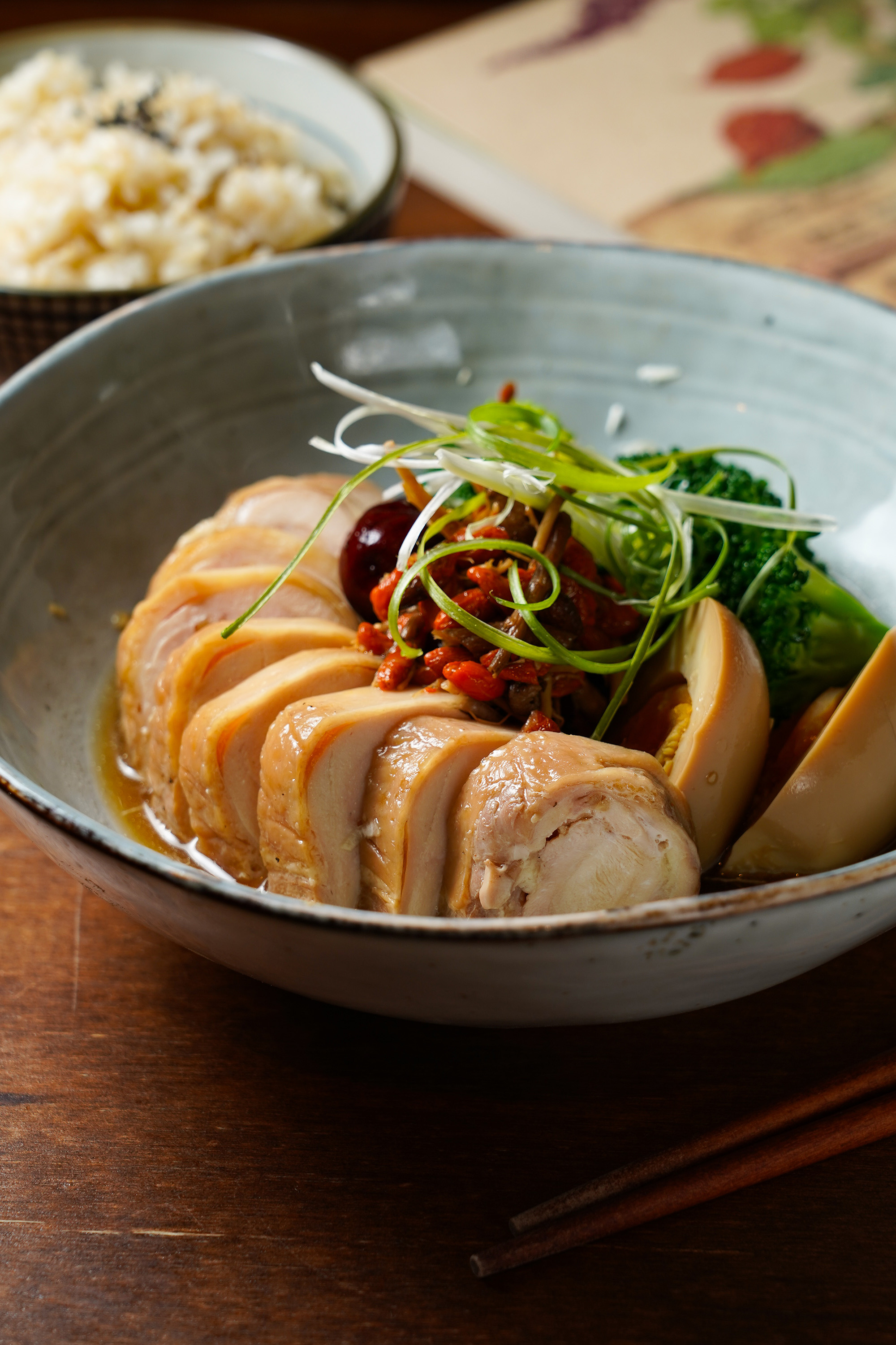 「藥膳舒肥醉雞捲」能吃到雞肉的軟嫩與濃郁酒香。(280元/份)