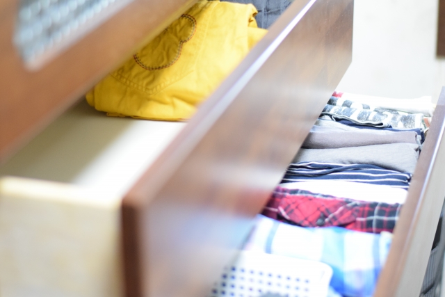 男子發現文靜的女友抽屜有一堆成人玩具，上網抱怨反遭砲轟。（示意圖，Photo Ac）