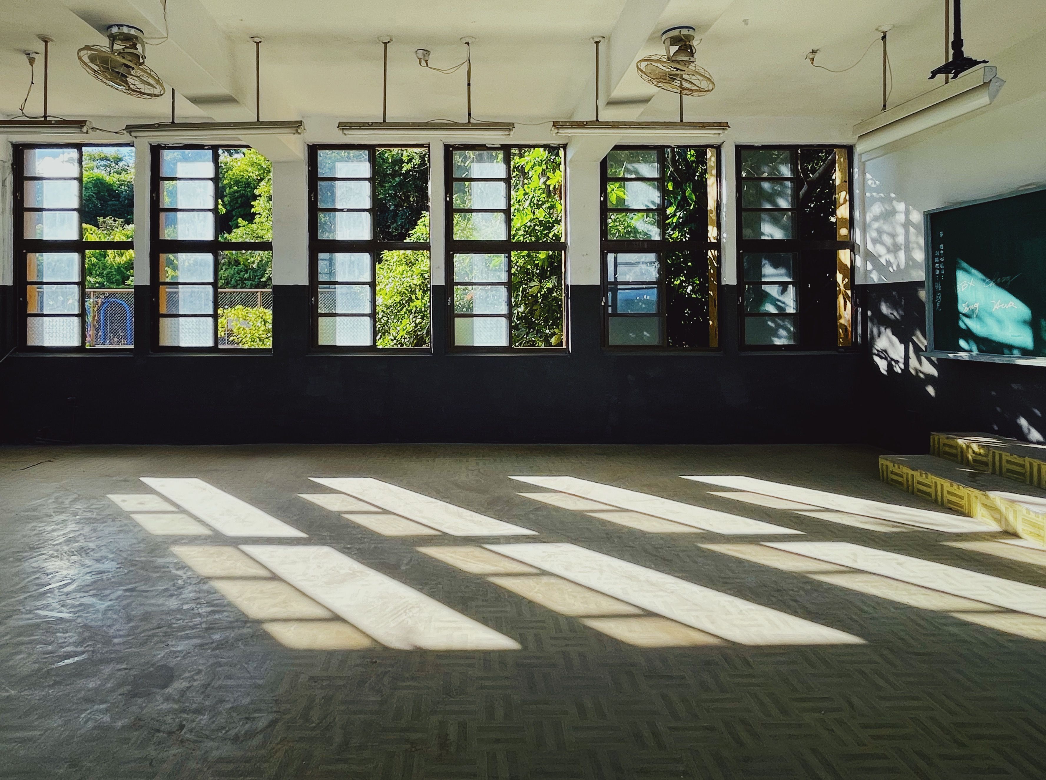 重新改造的基隆太平國小仍保留從前的教室,黑板和講台也都在。(李明璁攝影、提供)