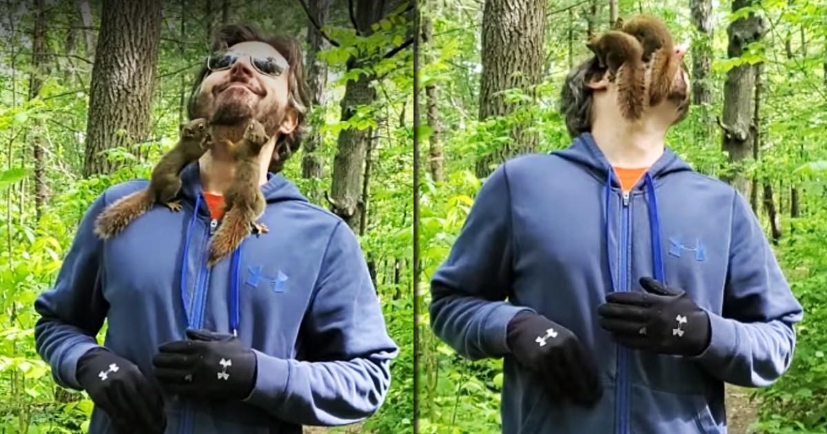 加拿大一名男子於山間小路，遇到兩隻過度親人的小松鼠。（翻攝自Youtube頻道ViralHog）