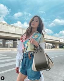 泰國女星Sara Legge在IG上po出秋分綠Hammock包。（LOEWE提供）