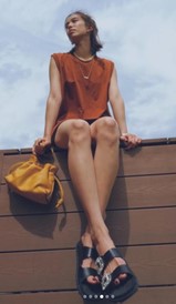 陳庭妮選擇輕巧柔軟的Flamenco包。(LOEWE提供)