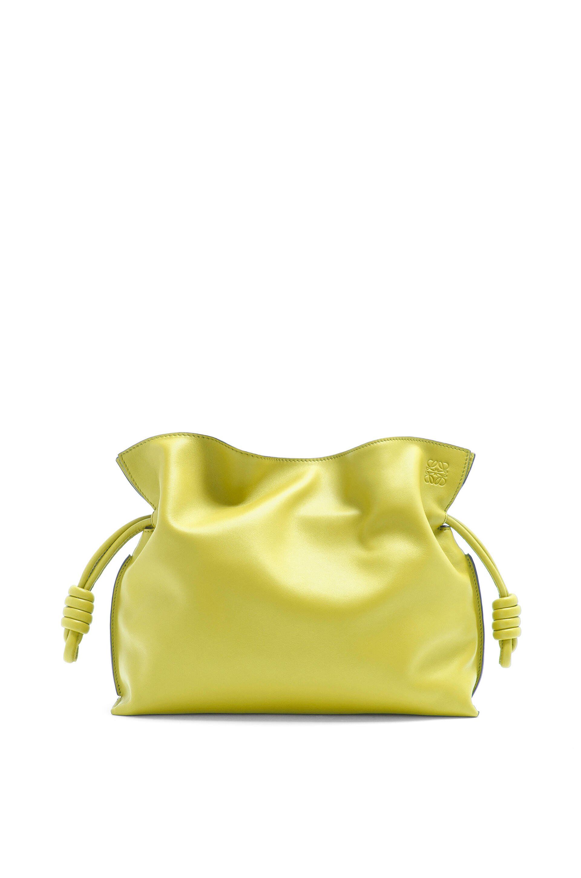 Flamenco萊姆黃納帕小牛皮肩背手拿包 NT$81,000 LOEWE。（LOEWE提供）