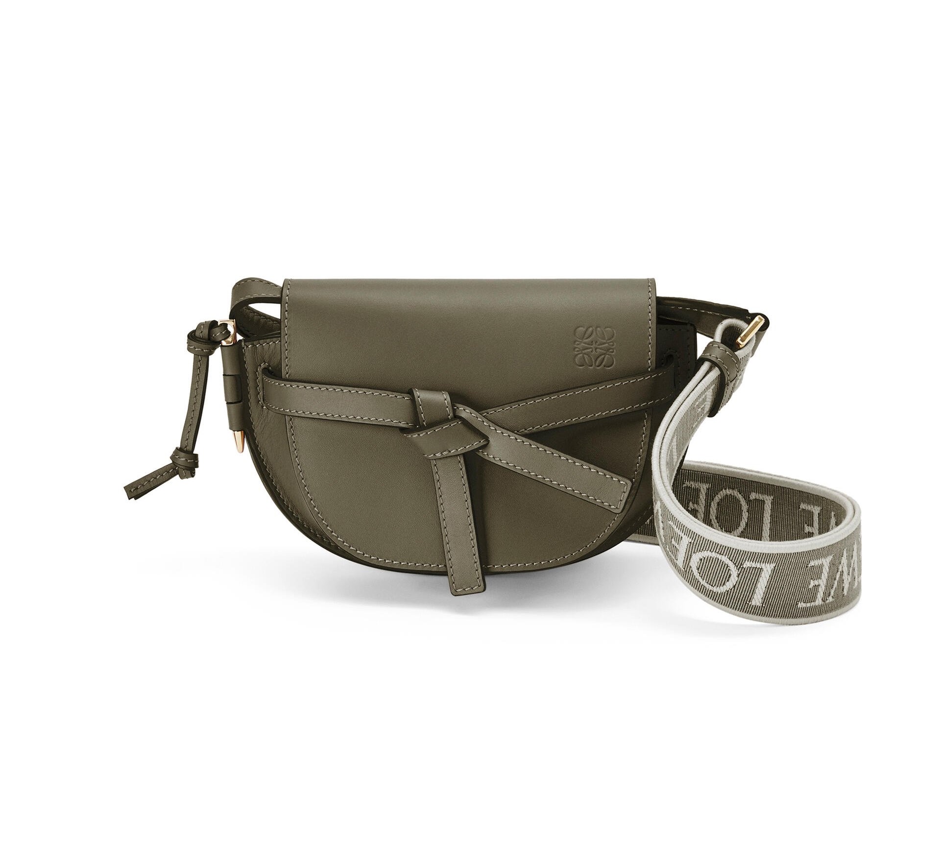 Gate秋分綠小牛皮肩背包 NT$56,000 LOEWE。(LOEWE提供)