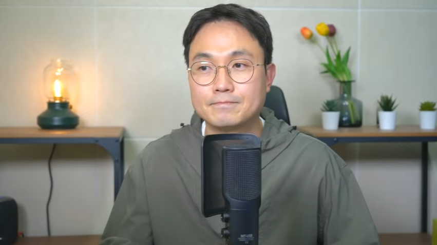 韓國娛樂記者李鎮浩爆料崔英雅違反防疫規定,跟友人群聚玩樂。(翻攝youtube연예 뒤통령이진호影片)