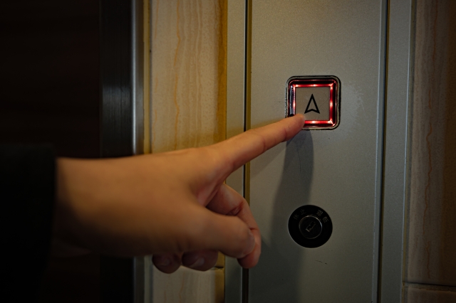 13年前彰化一對母女搭電梯到一棟大樓頂樓之後便人間蒸發，此事件被網友選為最令人毛骨悚然的懸案。（示意圖。Photo Ac）