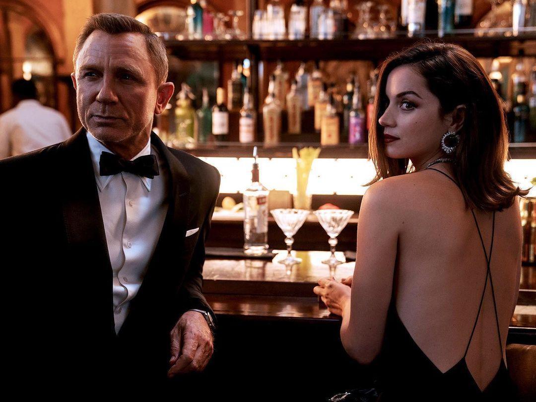 安娜德艾瑪斯（右）日前主演《007生死交戰》，擔任新科龐德女郎。（翻攝Ana de Armas IG）