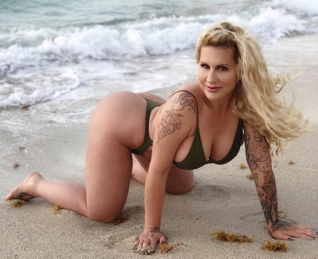 資深AV女星萊恩不介意女兒入行色情產業，日前還親自為愛女牽線。（翻攝Ryan Conner IG）