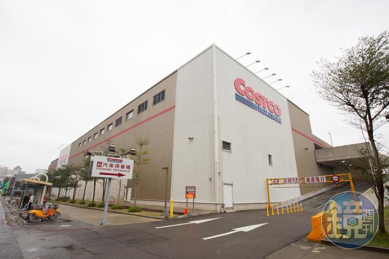 消費者在臉書社團發文詢問,如何在沒有試衣間下購買好市多的褲子。(本刊資料照)