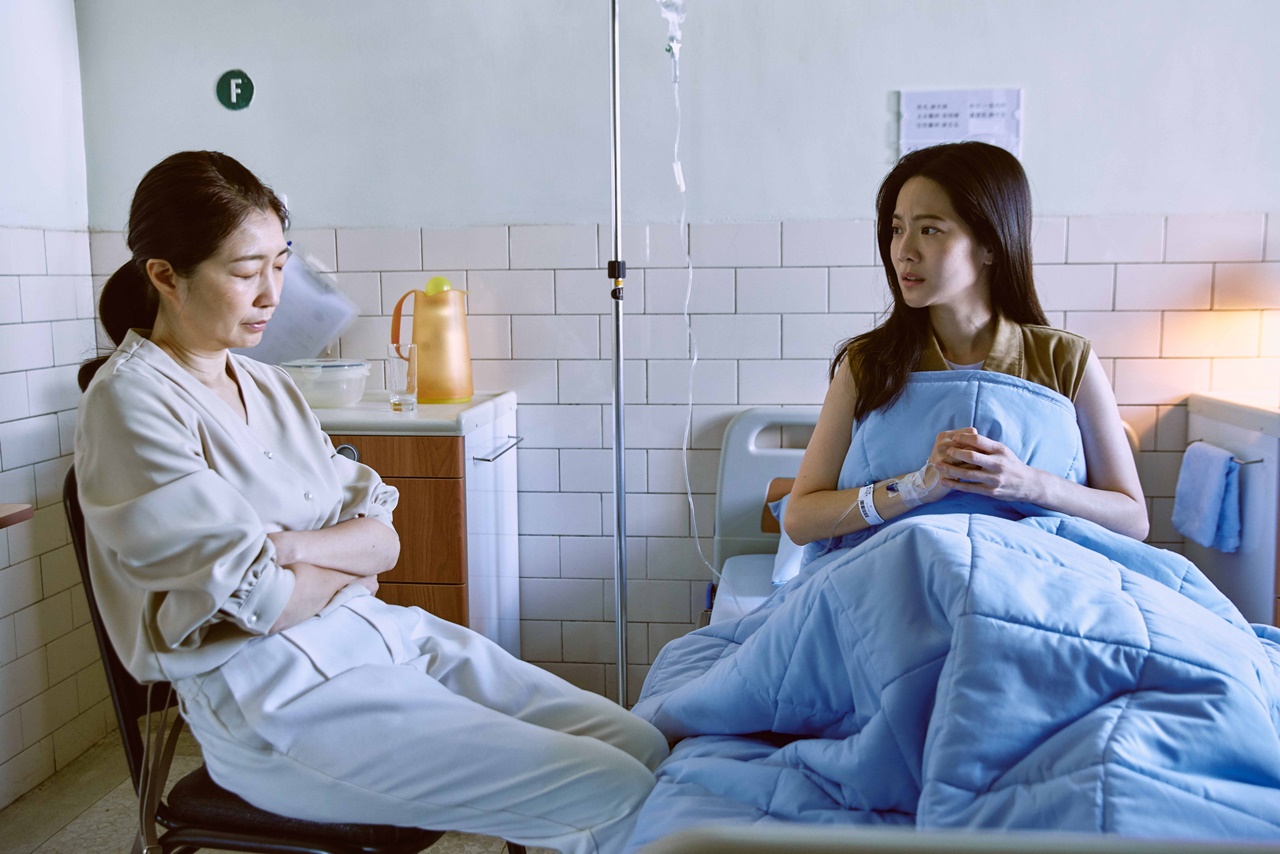 黃嘉千對領養的曾之喬照顧無微不至，卻遭對方認為只是因為同情所致，氣到怒摑曾之喬。（三鳳製作提供）