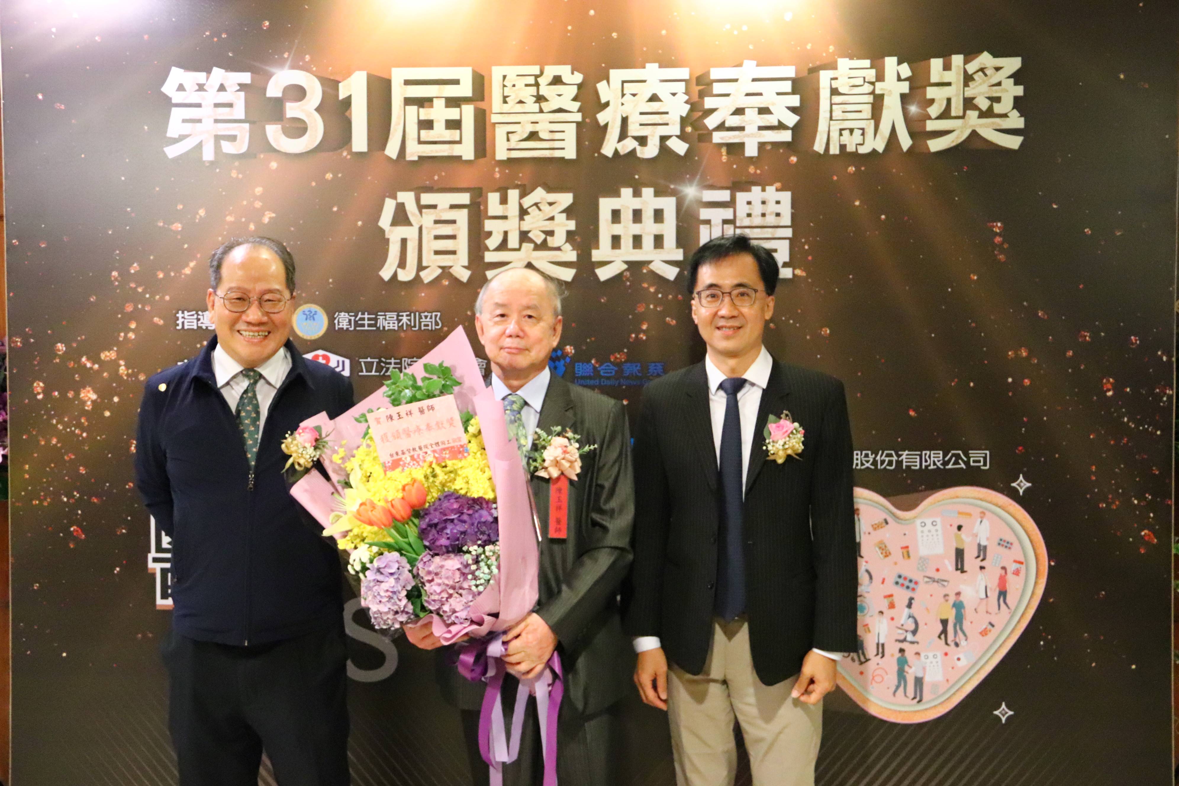 台東基督教醫院的本國團隊自宣教士手中接棒23年來,3度獲得醫療奉獻獎的肯定。(左起)2013年第23屆的呂信雄院長(現任東基醫療財團法人執行長)、今年第31屆的耳鼻喉科主任暨前院長陳玉祥醫師、2019年第29屆的婦產科主任郭成興醫師。(東基提供)