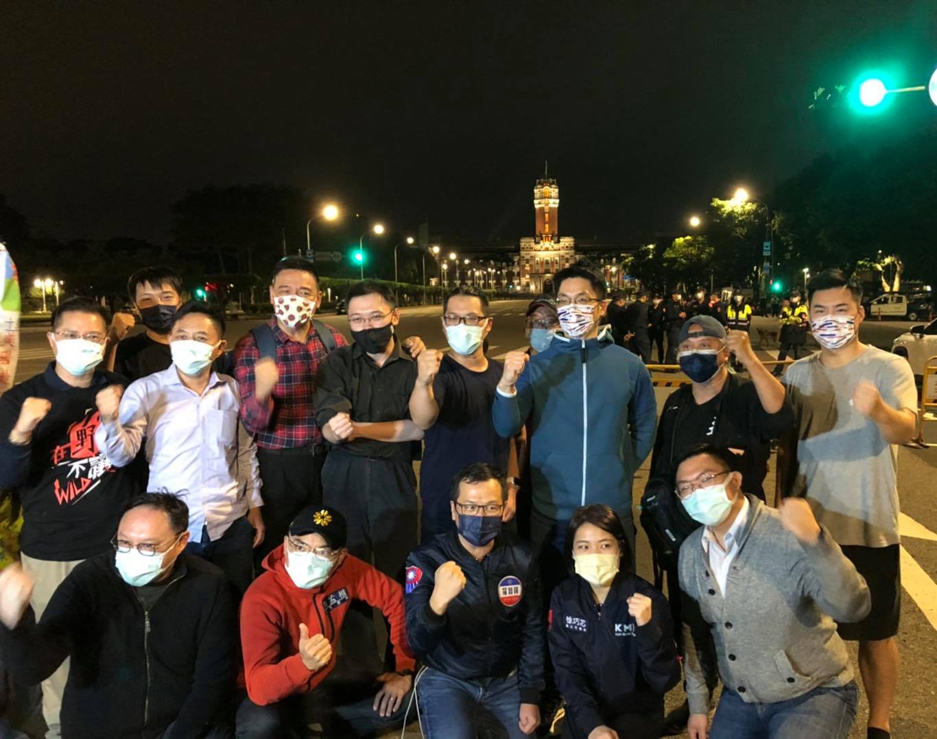 羅智強（下排中）所發起夜宿凱道活動昨晚開跑，多名藍營人士和民代參加響應。（翻攝自羅智強臉書）
