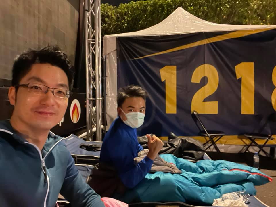 蔣萬安（左）和洪孟楷（右）響應羅智強的活動，昨展開夜宿凱道第一晚。（翻攝自蔣萬安臉書）