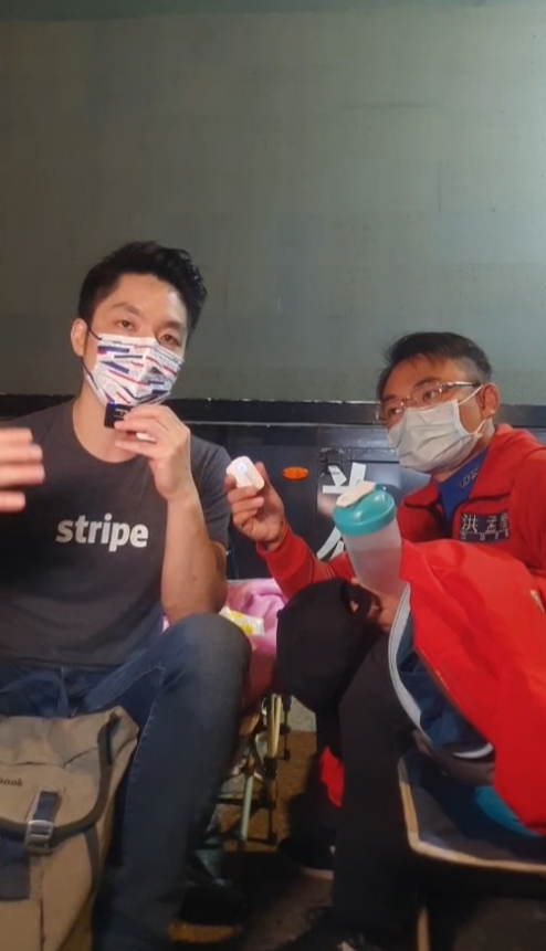 蔣萬安（左）和洪孟楷（右）響應羅智強的活動，昨展開夜宿凱道第一晚。（翻攝自蔣萬安臉書）
