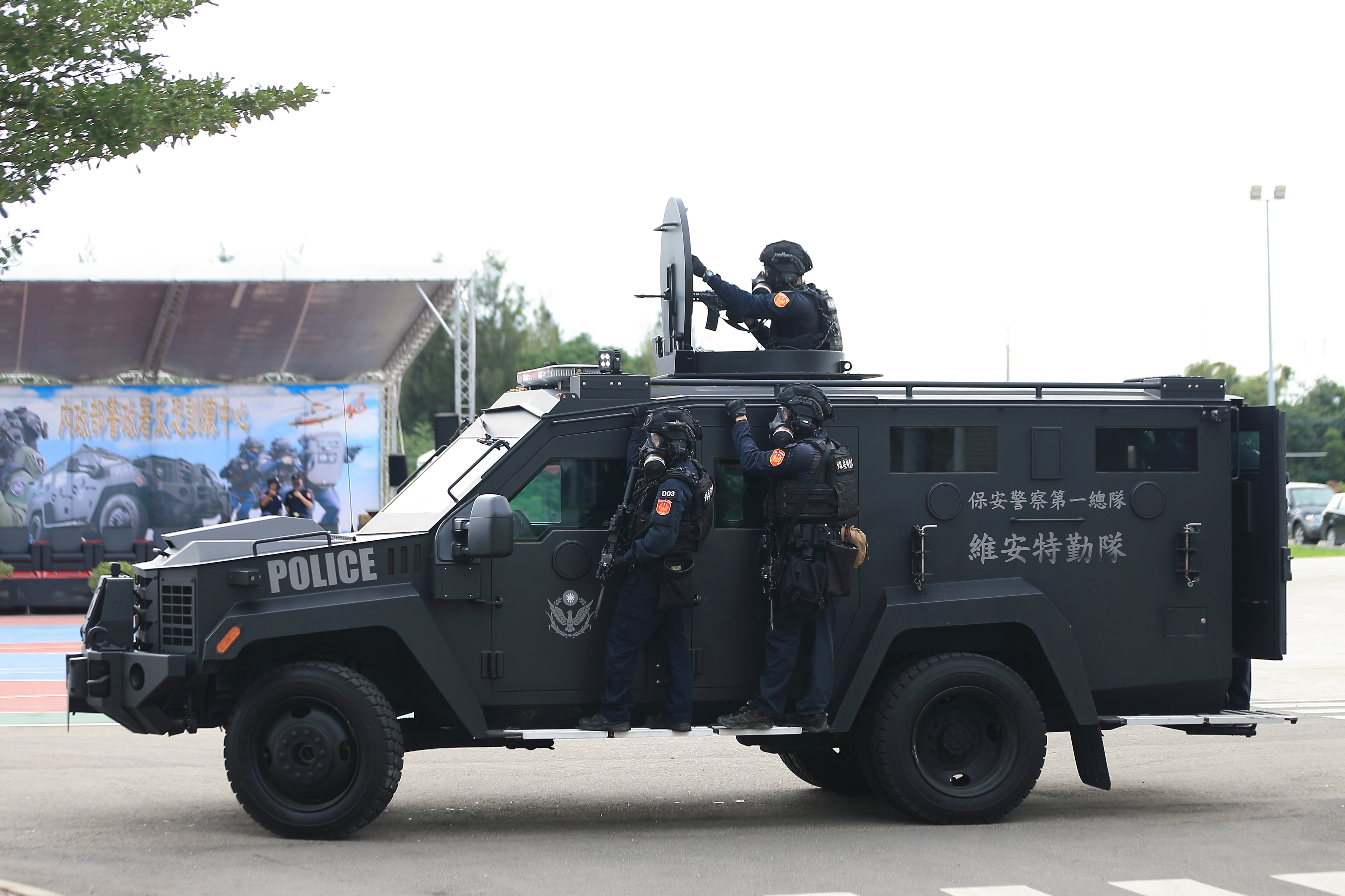 警方最新引進的Lenco Bearcat G2防彈裝甲車。（警政署提供）