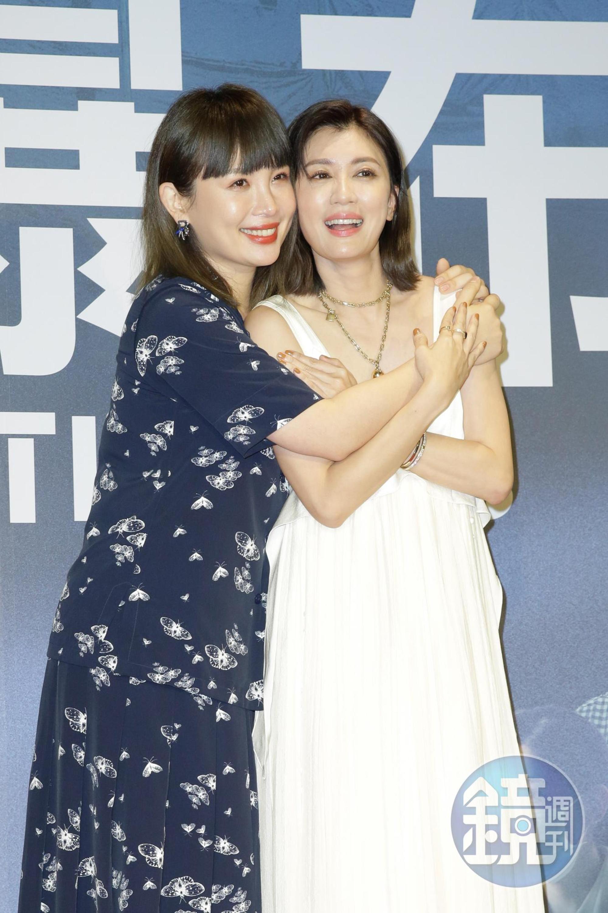 魏如萱(左)、賈靜雯(右)出席電影《瀑布》首映會,兩人在戲中飾演相互扶持的病友。