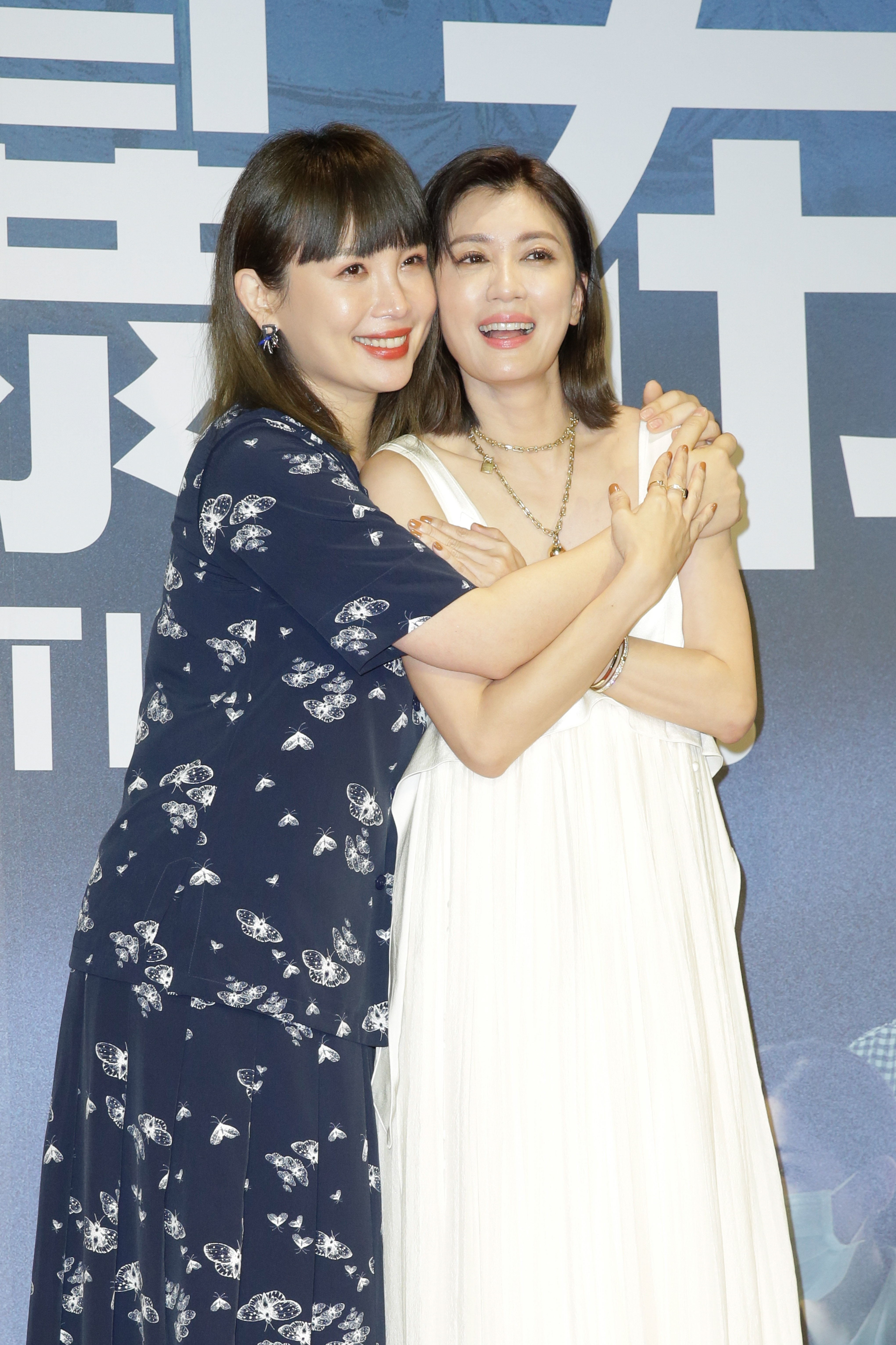 魏如萱（左）、賈靜雯（右）出席電影《瀑布》首映會，兩人在戲中飾演相互扶持的病友。