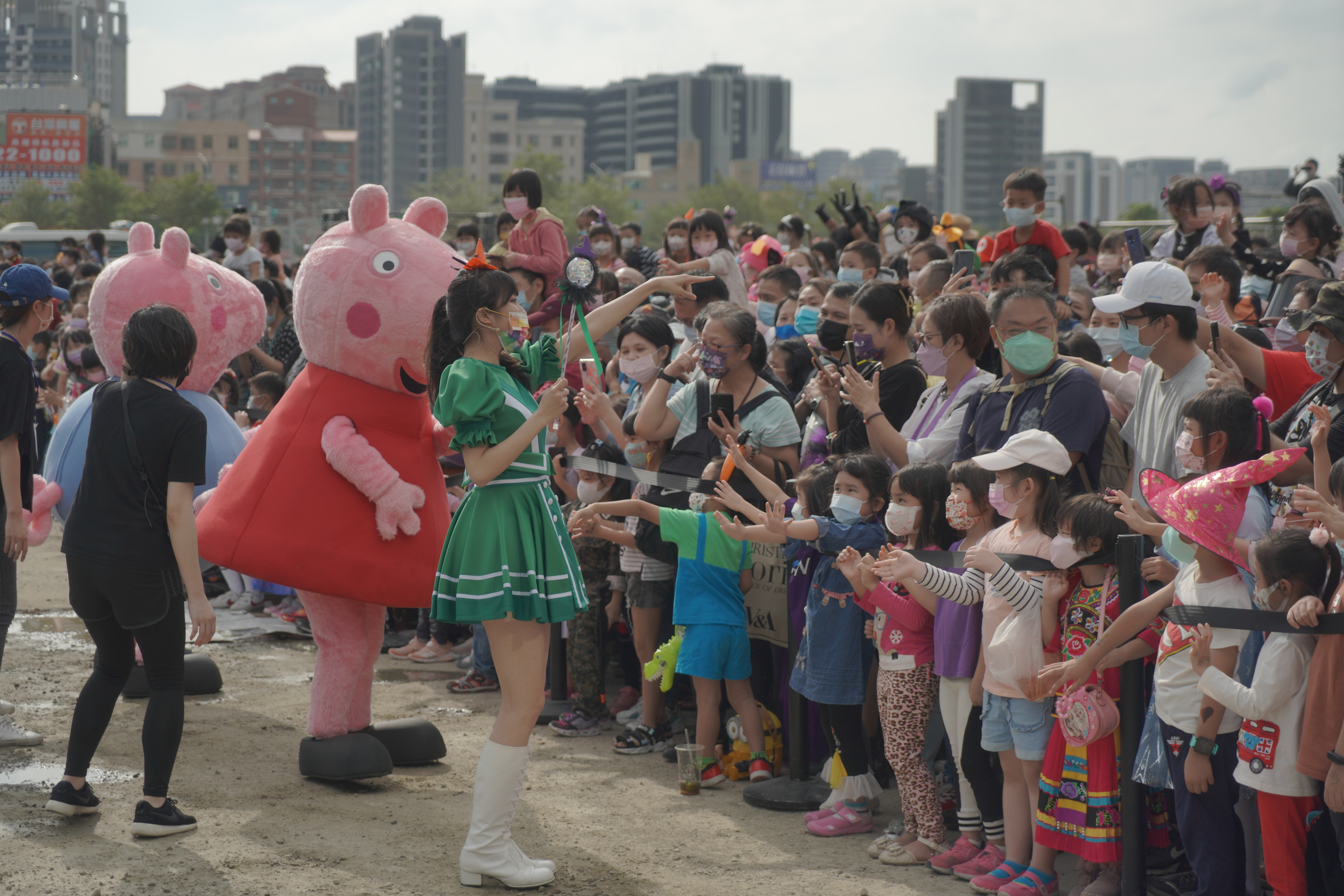 YOYO家族的哥哥姐姐帶著粉紅豬小妹與喬治，與參加桃園萬聖城活動民眾同樂。（年代提供）