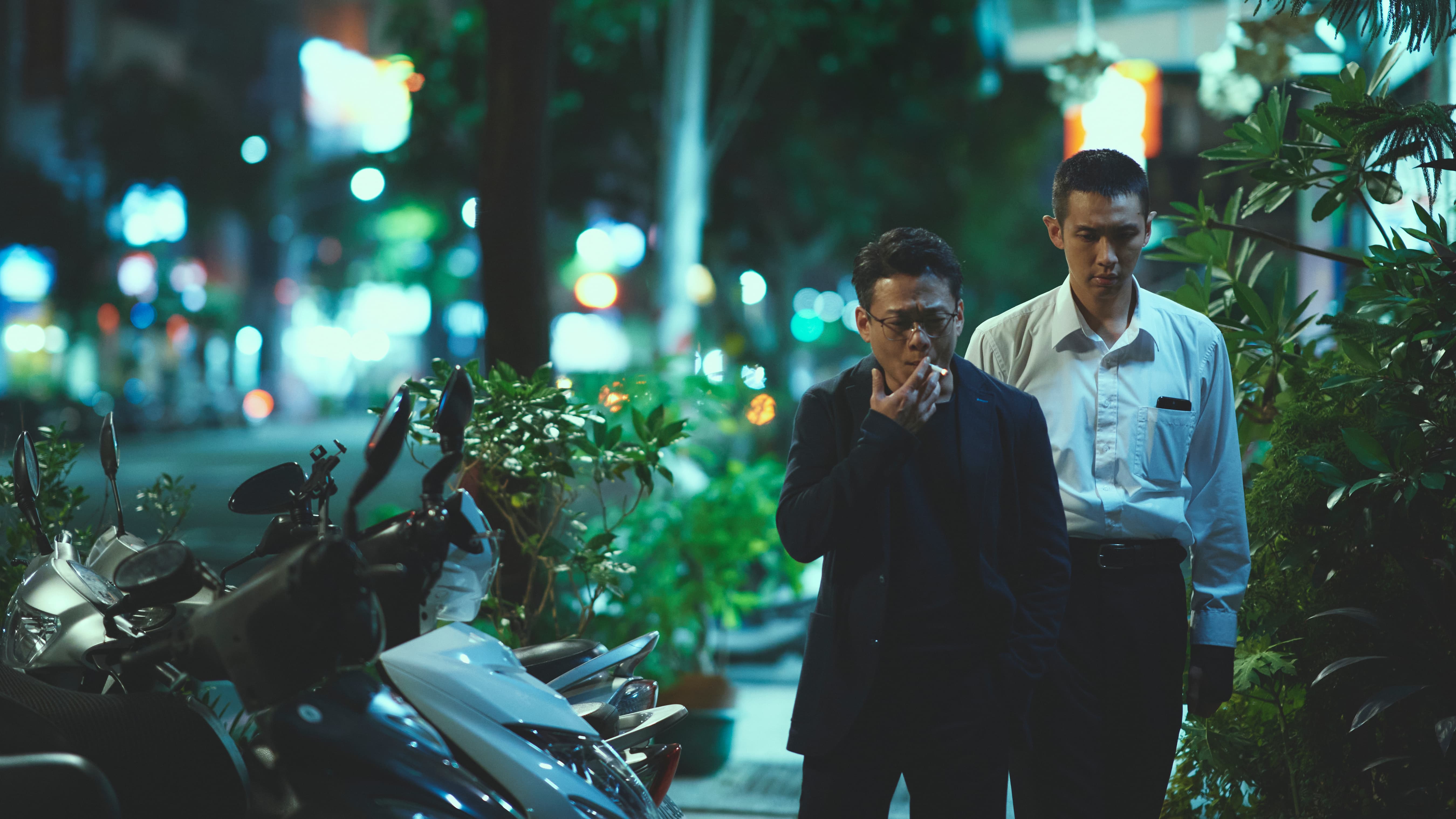 片中柯震東在李康生手下工作，本來是他照顧的小老弟，後來卻因利益而翻臉。（双喜提供）★《鏡週刊》關心您：抽菸有害身心健康。