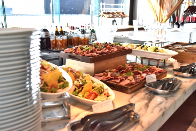 一名網友日前到某飯店吃下午茶，疑似一位大嬸為貪圖便宜，堅稱小孫女6歲以下，小孫女的反應讓現場尷尬到極點。（示意圖，photo ac）