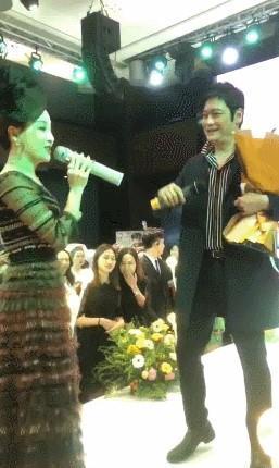 羅嘉良出席商演畫面曝光,合唱不成反淪富婆伴舞。(翻攝自西瓜扒大醬微博)