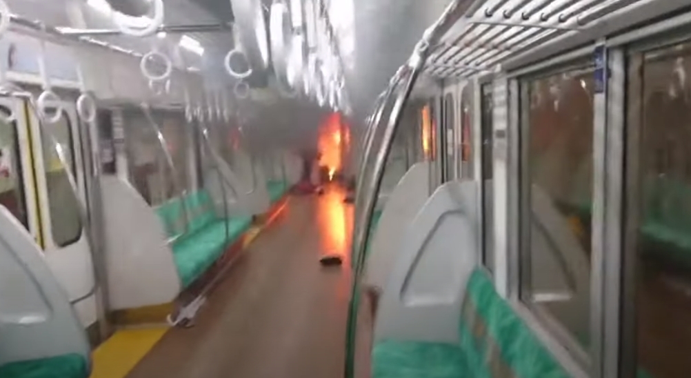 日本東京都京王線列車今（31日）晚間8點左右，1名男子在行駛中的電車內揮刀並潑灑液體縱火。（翻攝推特）