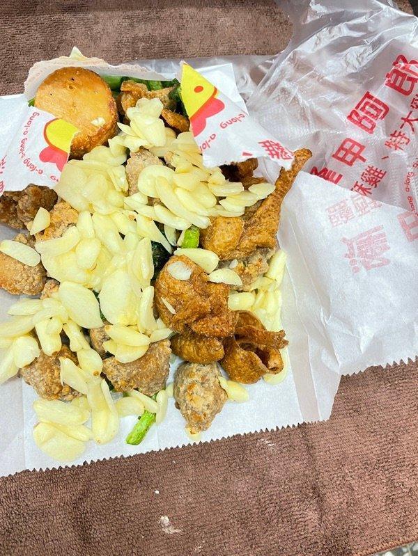 原po的男友紅著眼眶對老闆說:「拜託幫我加爆大蒜,不然我女朋友要跟我分手了」。(翻攝Dcard)