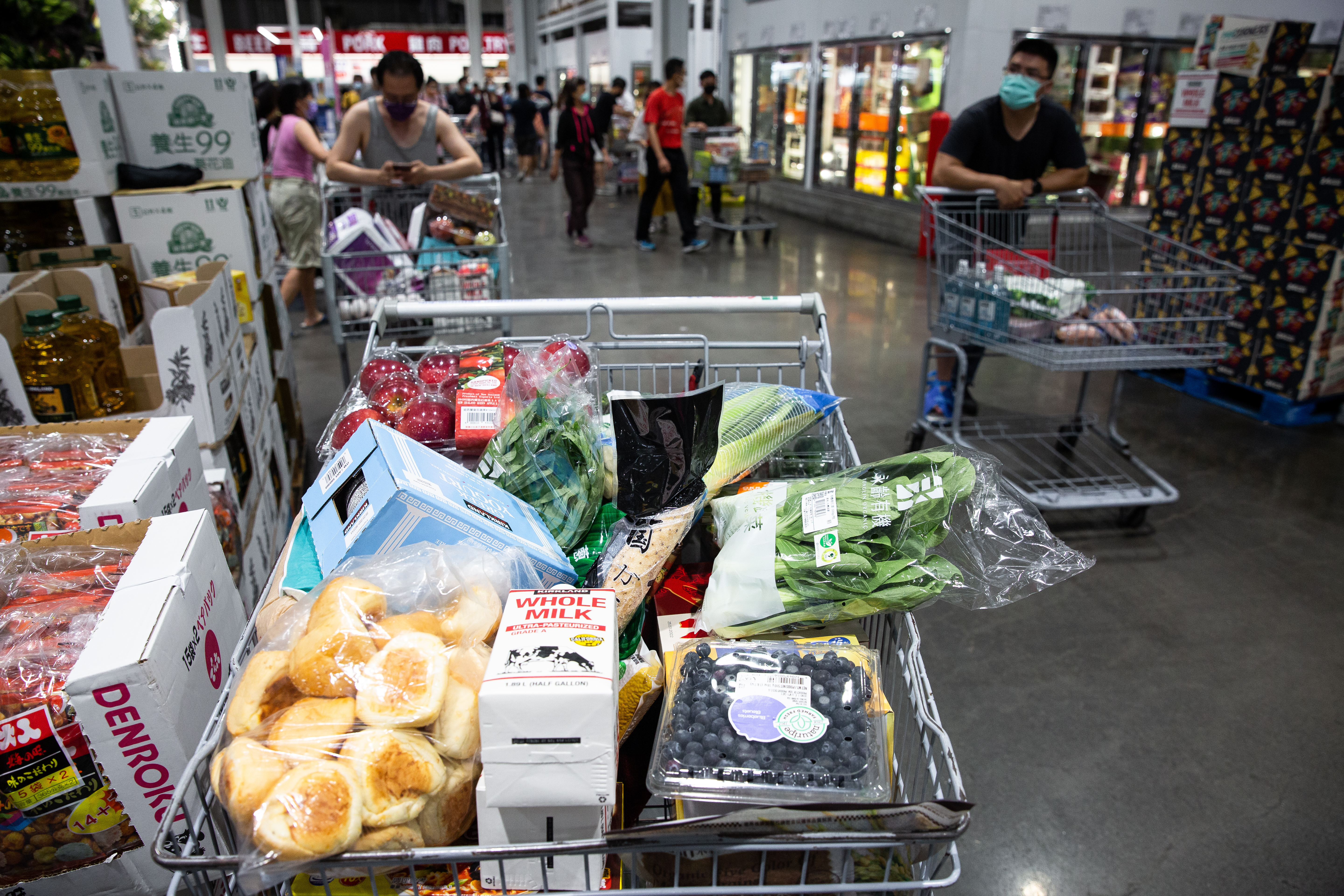 中國網傳台灣人開始存求生物資，網笑說貼文者應該是週末去了一趟台灣的好市多。示意圖，本刊資料照。