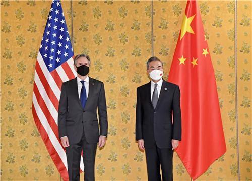美國國務卿布林肯與中國外交部長王毅在G20場邊會議進行談話。（翻攝自中國外交部網站）