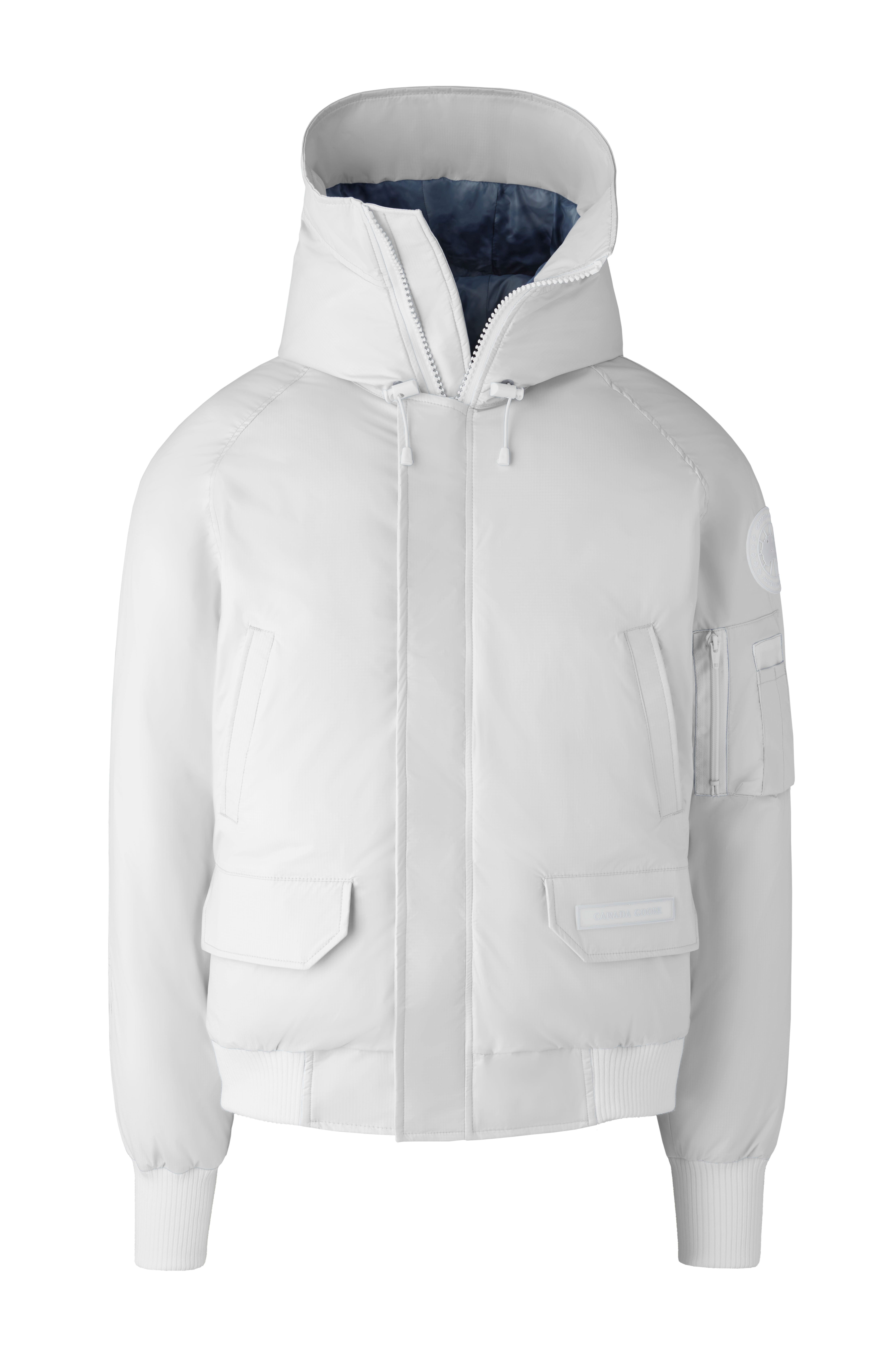 Glacial Haze系列冰川白Chilliwack飛行員夾克。US$1,095(Canada Goose提供)