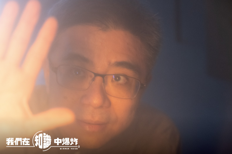 張嘉泓演示微中子的特質：「太陽如果沒有微中子，是不會發光的。」（鏡好聽提供）