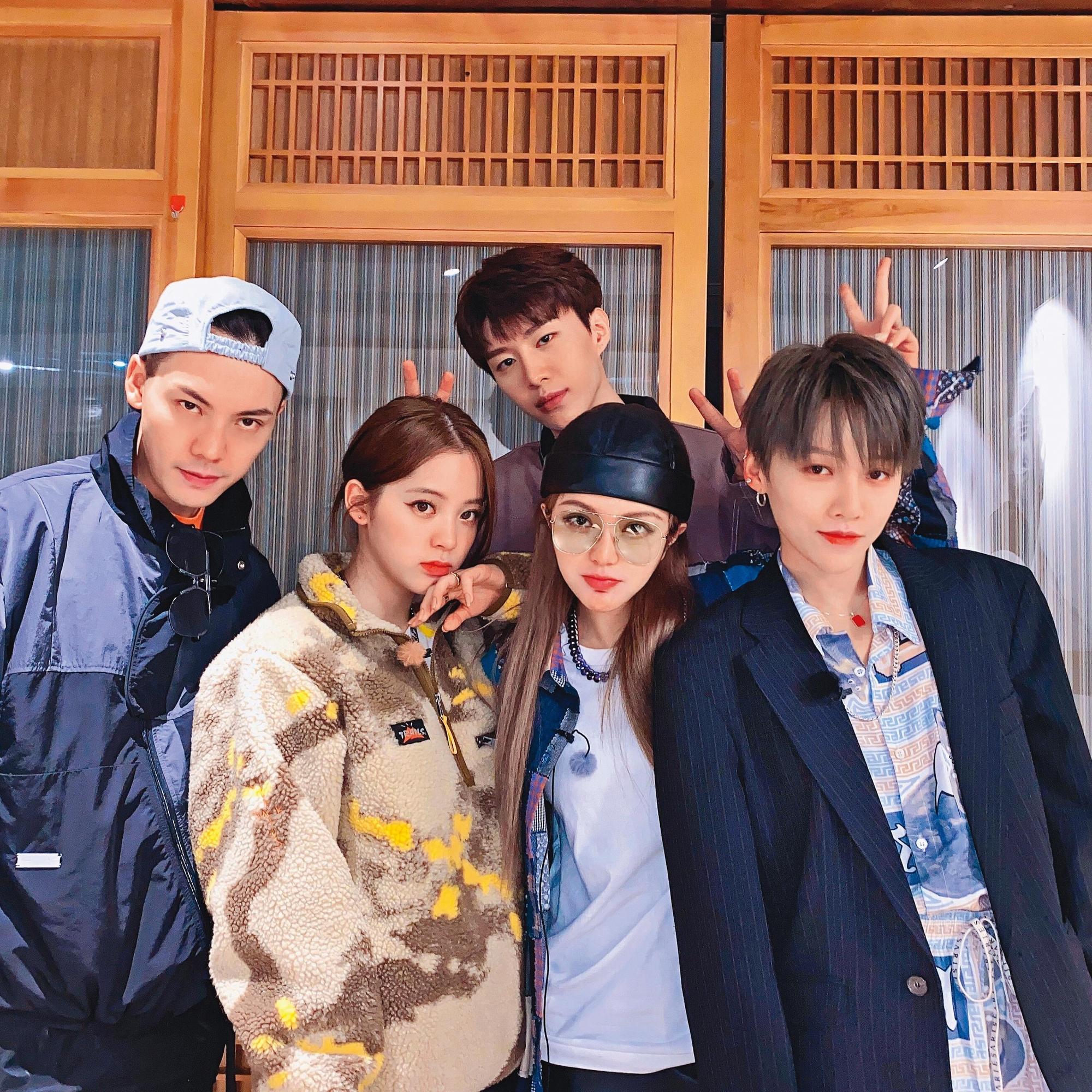 《潮流合夥人2》由陳偉霆（前排左起）、歐陽娜娜、周揚青、劉雨昕與范丞丞（後）主持，5人因此結為好友，而歐陽娜娜和范丞丞更擦出愛的火花。（翻攝自劉雨昕微博）