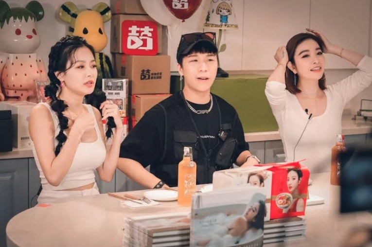 許維恩日前直播帶貨,50分鐘內限量300本寫真銷售一空。(翻攝自喆喆Shopping粉專)