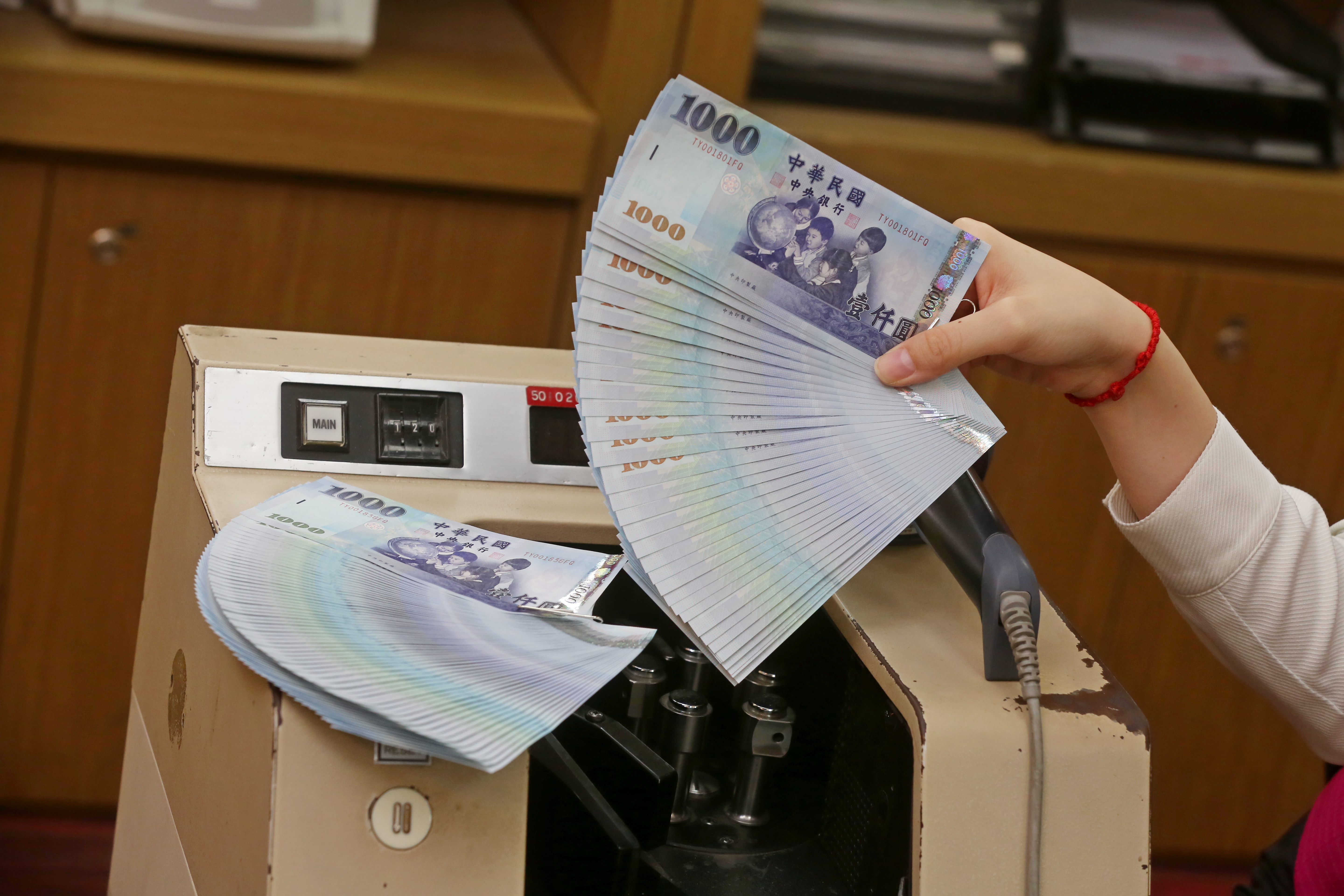 勞動基金9月收益大減，但因前幾個月在大賺的情況下，截至9月底每位新制勞退勞工仍可獲得1.3萬元分紅。（本刊資料照）