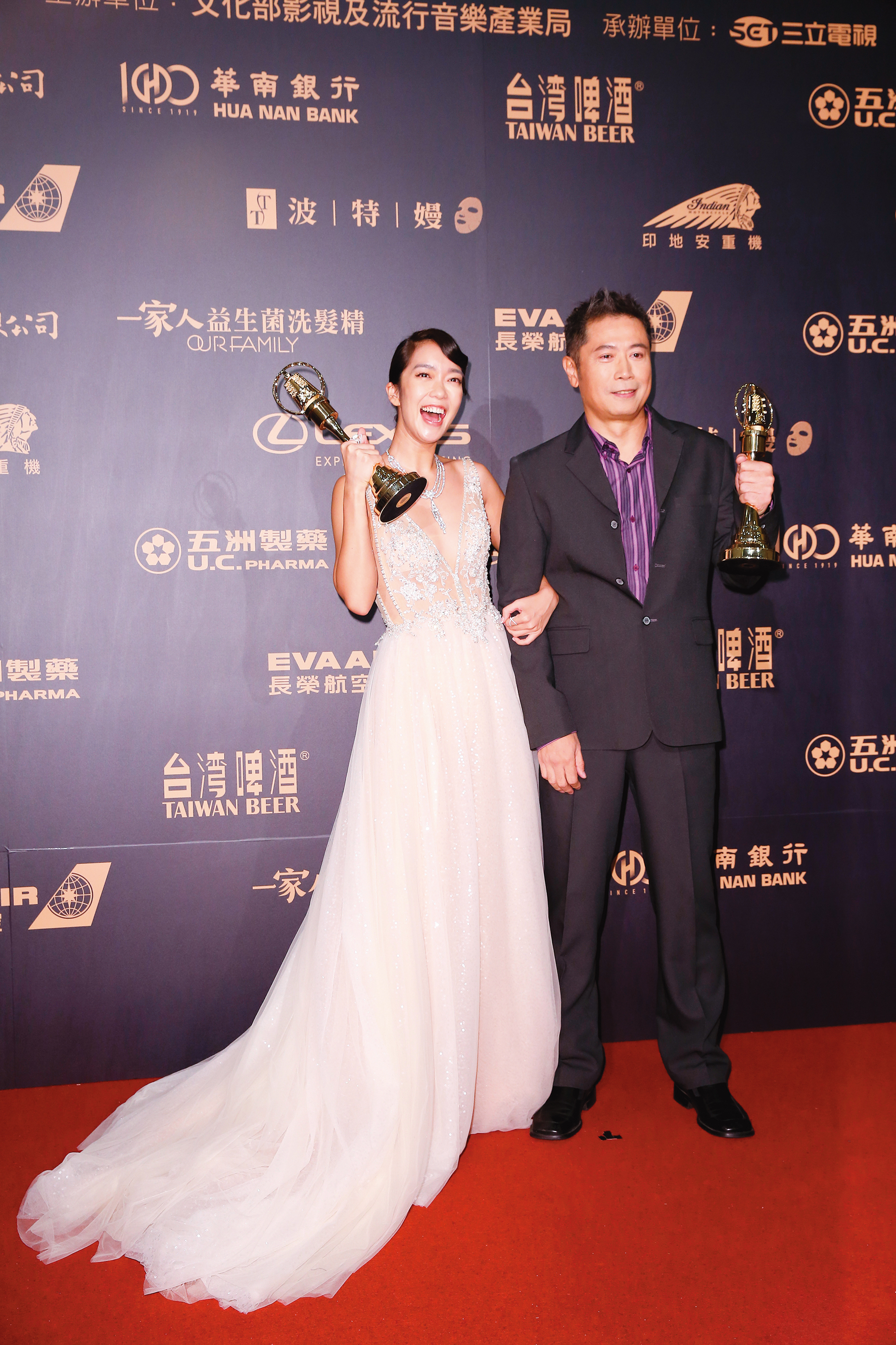 2019年李景白（右）與李霈瑜（左）以《水下三十米》拿下電視金鐘獎生活風格節目及主持人兩項大獎。（林弘斌攝）