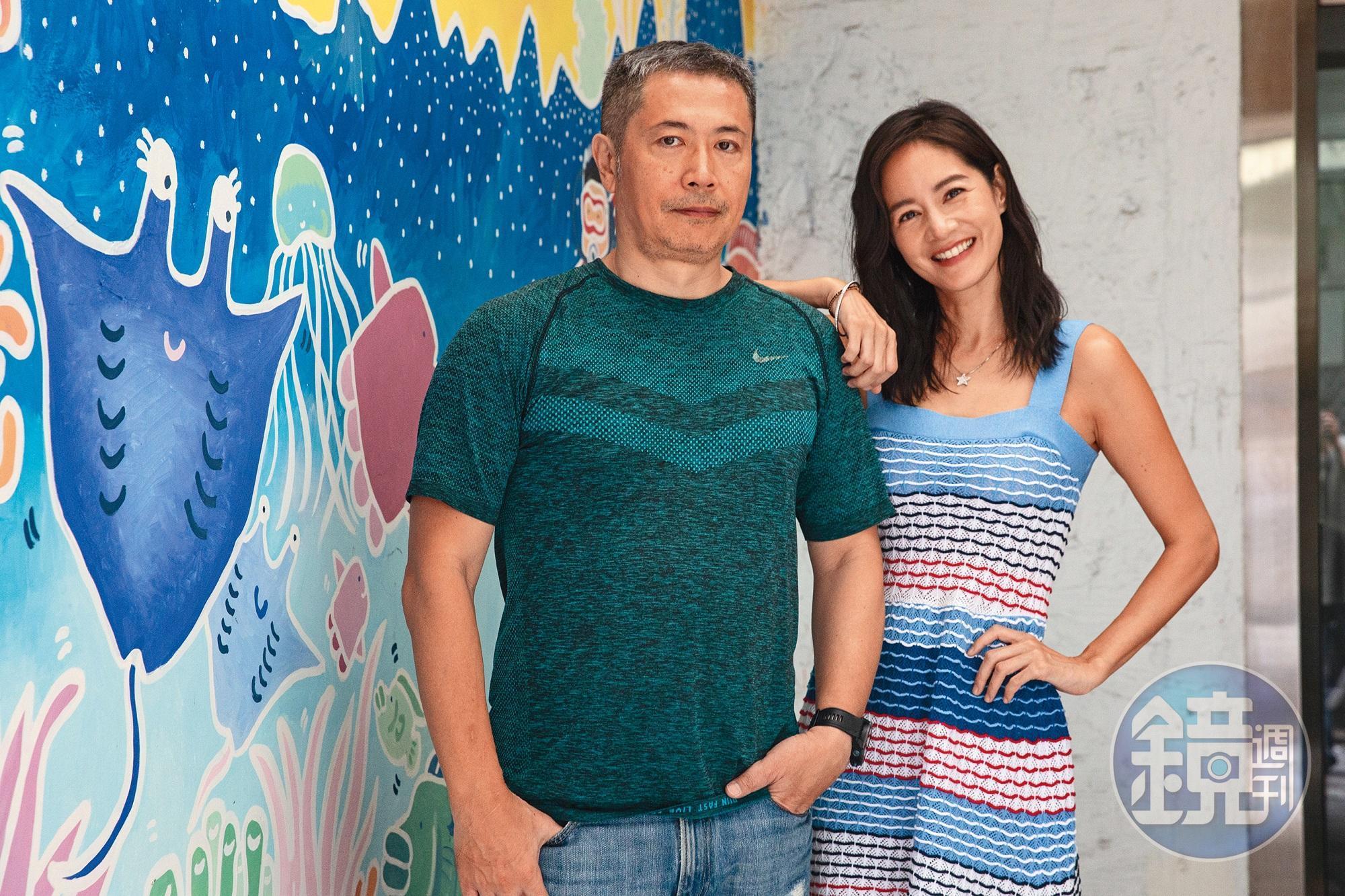 Janet(右)擁有流利的英語能力及豐富外景經驗,受製作人李景白(左)邀請擔任主持人。