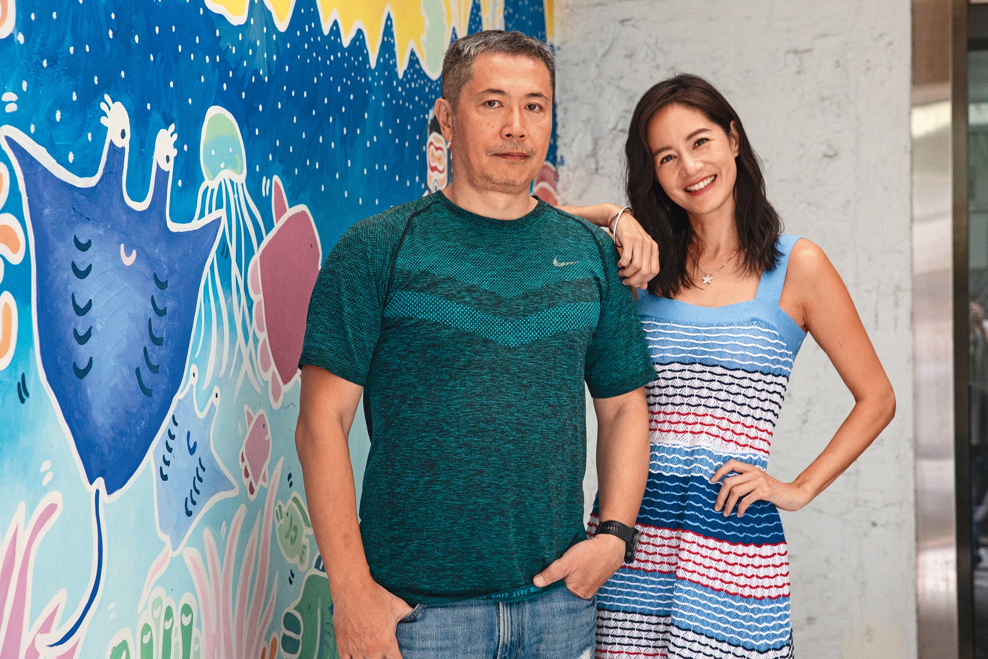 Janet（右）擁有流利的英語能力及豐富外景經驗，受製作人李景白（左）邀請擔任主持人。