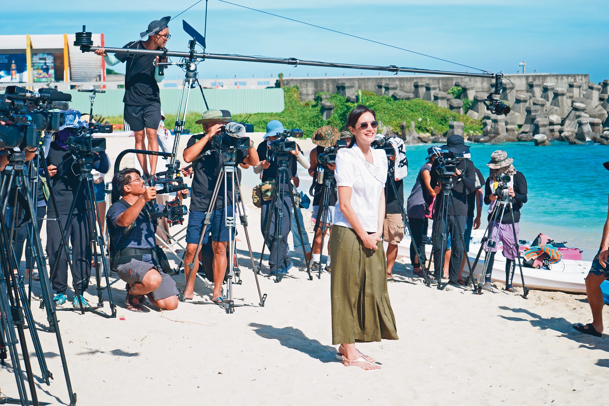 《決戰水下伸展台》外景錄影都出動大批工作人員，岸上攝影師最多達23人。（《決戰水下伸展台》提供）