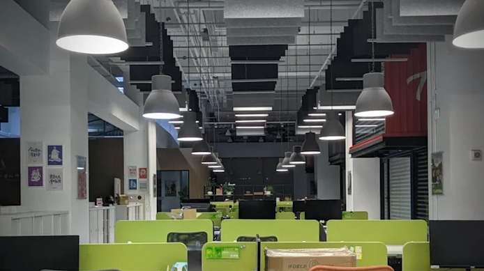 歐銻銻娛樂公司貼出一張空蕩蕩的辦公室照片，宣布不再與愛奇藝續約。（翻攝自歐銻銻娛樂有限公司臉書）